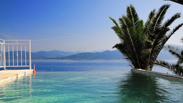 A clear pool with a view of the sea and mountains. - Villa Gardelina (Corsica)