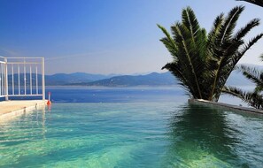 A clear pool with a view of the sea and mountains. - Villa Gardelina (Corsica)