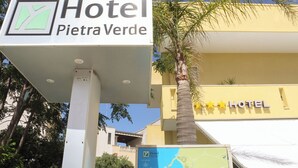 Une enseigne d’hôtel avec un logo et le nom « Hôtel Pietra Verde ».