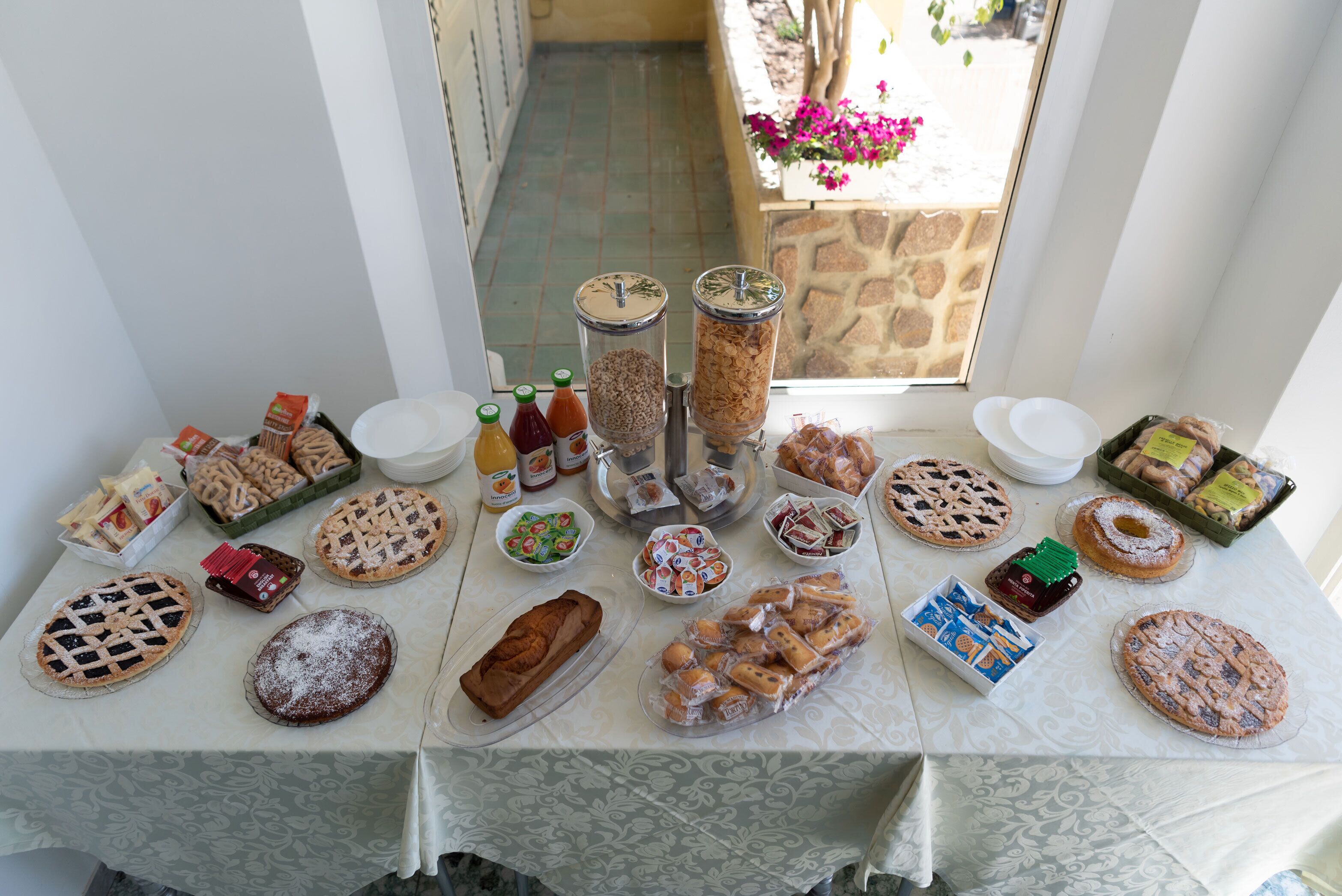 Une table de buffet proposant divers plats et accompagnements.