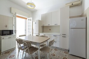 Kühlschrank, Herdplatte, Kochgeschirr/Geschirr/Besteck