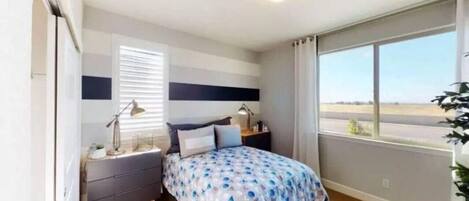 4 عدّة غرف نوم ومكواة/لوح كي وواي فاي وملاءات أسرّة