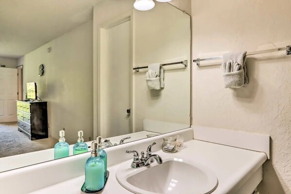 Jetted tub, hair dryer, bidet, towels