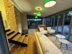 Smart TV, books - Le Clos de la Chapelle (Santenay)