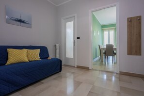 Appartement, balcon | Coin séjour | Télévision de 35 pouces avec chaînes numériques