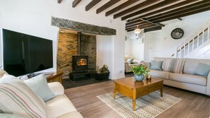 TV, fireplace - Maes y Ceirchdir - sleeps 10 guests in 5 bedrooms (Newborough)