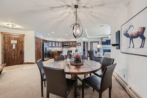 Apartment, Mehrere Betten, Whirlpool, Bergblick (Crystal Peak Overlook) | Essbereich im Zimmer