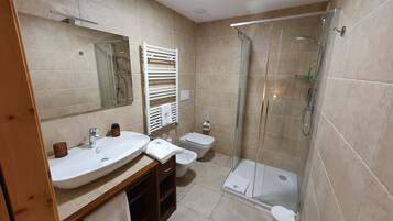Douche, sĂšche-cheveux, bidet, serviettes fournies
