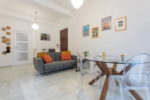 Huoneisto, parveke | Oleskelualue | 35–tuumainen televisio, jossa digitaalikanavat