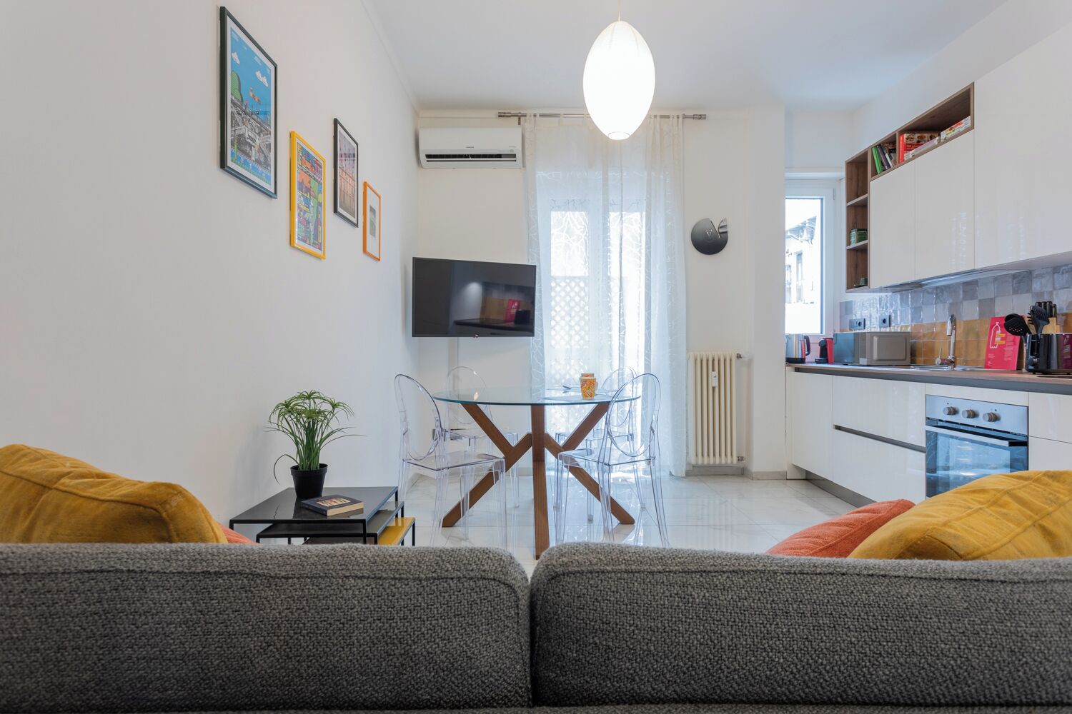 Apartamento, sacada | Área de estar | TV 35 polegadas com canais digitais