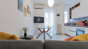 Apartamento, sacada | Área de estar | TV 35 polegadas com canais digitais