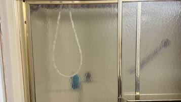 Dusche, Handtücher, Toilettenpapier