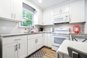 獨棟房屋, 多張床, 庭院, 花園景觀 (Deja Blue Garden House) | 私人廚房 | 咖啡機/沖茶器