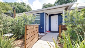Unclassified image, 4 of 40, button - Deja Blue Garden House (Tampa)
