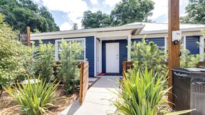 Unclassified image, 5 of 40, button - Deja Blue Garden House (Tampa)