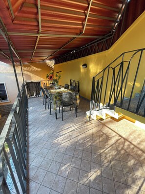 Outdoor dining - 75sqm apartment in villa (Cinisello Balsamo)