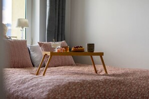 1 bedroom, iron/ironing board, free WiFi, bed sheets - Warsaw Central Apt - 9th Floor, Balcony, Tram&Bus - by Rentujemy (Warszawa)