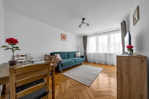 Smart TV - Warsaw Central Apt - 9th Floor, Balcony, Tram&Bus - by Rentujemy (Warszawa)