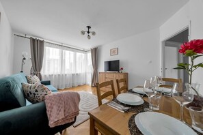 Interior - Warsaw Central Apt - 9th Floor, Balcony, Tram&Bus - by Rentujemy (Warszawa)