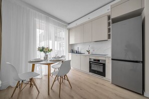 Fridge, oven, stovetop, dishwasher