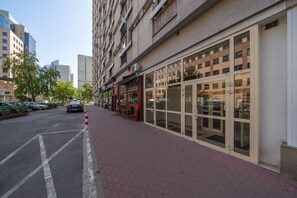 Exterior - Hala Mirowska Apartment - 9th Floor, City View - by Rentujemy (Warszawa)