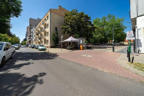 Exterior - Hala Mirowska Apartment - 9th Floor, City View - by Rentujemy (Warszawa)