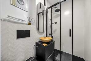 Amenidades de baño gratuitas, secadora de cabello, toallas 
