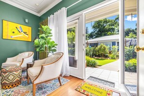 Hus, flere senger, terrasse, hageutsikt (Deja Blue Villa) | Utsikt fra rommet