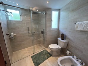 Shower, hair dryer, bidet, towels - LAS BRISAS @ RIO MAR RESORT (Río Grande)