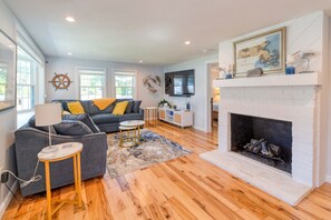 Smart TV, fireplace