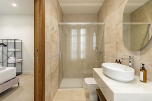 Shower, hair dryer, towels