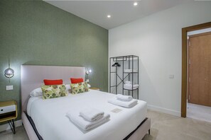 Tabla de planchar con plancha, wifi gratis y ropa de cama 