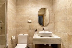 Dusj, hårføner og håndklær