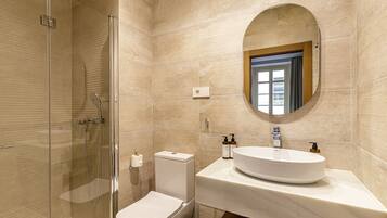 Douche, sĂšche-cheveux, serviettes fournies