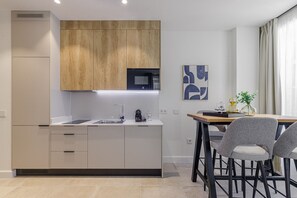 Fridge, microwave, oven, coffee/tea maker - Plaza del Siglo - Suite 2B (Málaga)