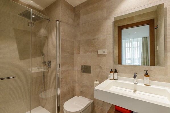 Een douche, een haardroger, handdoeken
