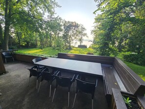 Outdoor dining - Lakefront Chalet in Montreal (Montréal)