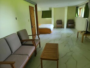 5 bedrooms, desk, iron/ironing board, free WiFi - Lakefront Chalet in Montreal (Montréal)