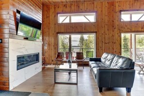 Fernseher, Kamin, DVD-Player, Bücher