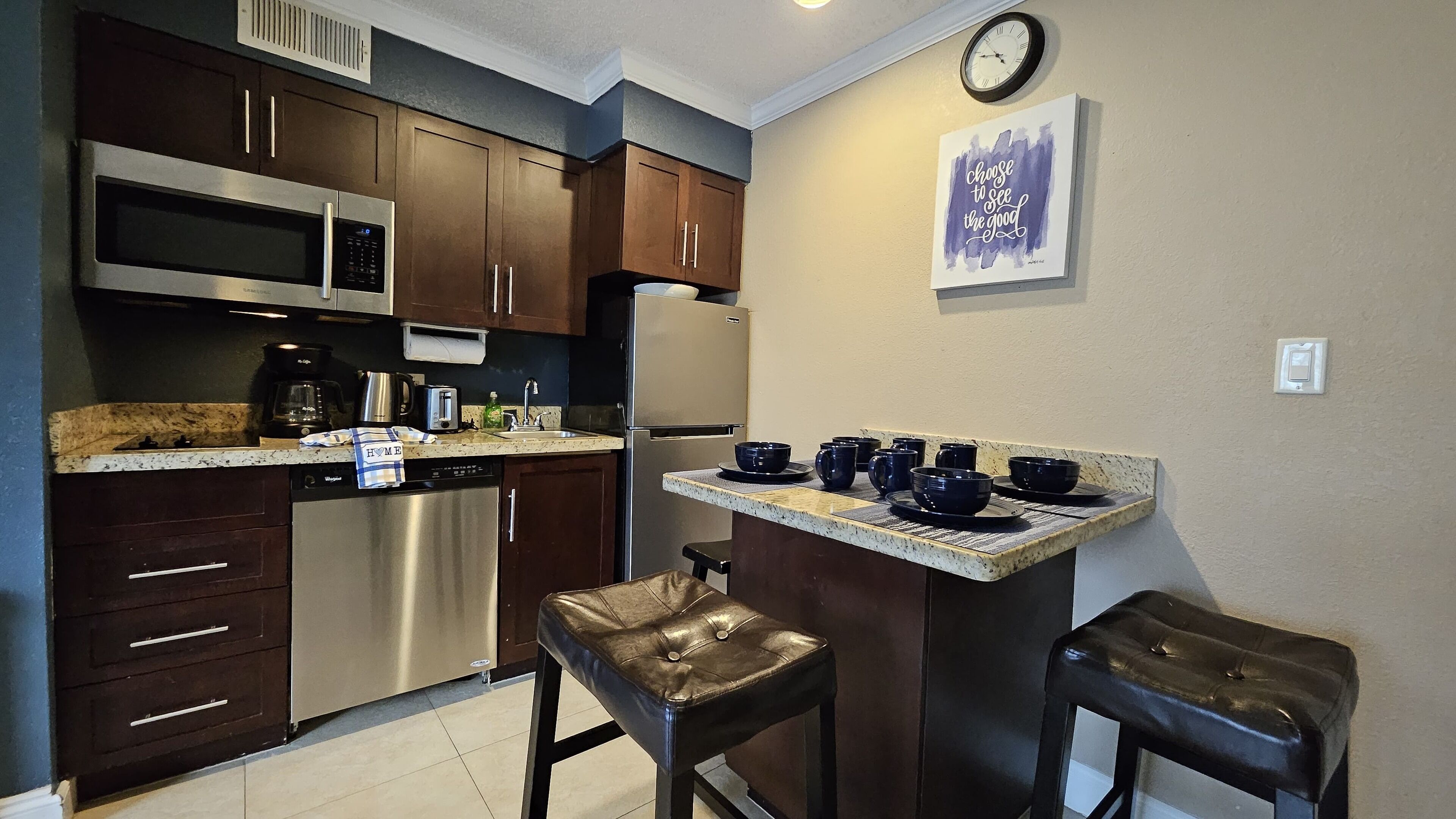 Geladeira, micro-ondas, cooktop, lava-louças