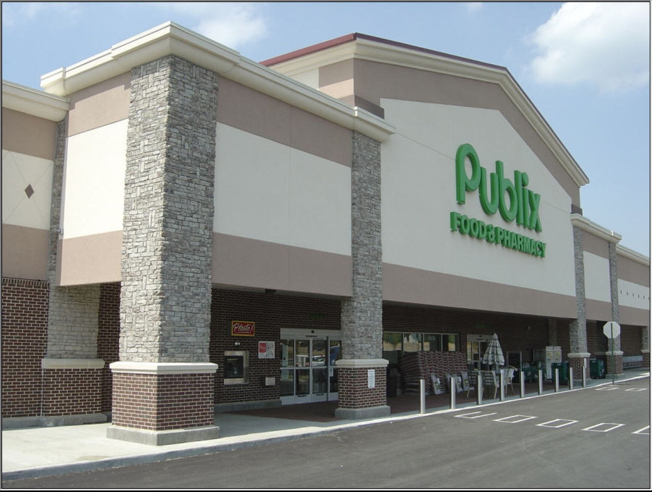 Ein Publix Food Pharmacy mit Ziegelverkleidung und großen Eingangstüren.