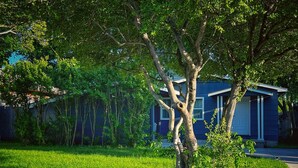 A residential house with a front yard, a tree, and a fence. - Family home in Dallas’s most prestigious neighborhood - Preston Hollow! 3 BR/2BA (Dallas)