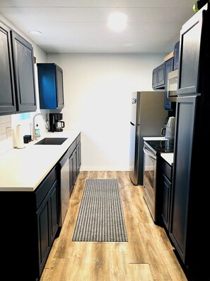 Een koelkast, een magnetron, een oven, een kookplaat