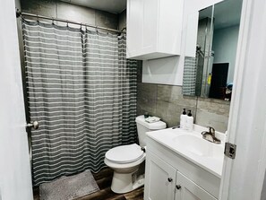 Douche, sèche-cheveux, serviettes fournies, savon