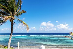 Plage, chaises longues, serviettes de plage