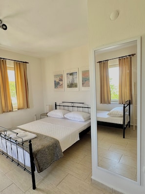 Deluxe-Apartment, Terrasse, Meerblick | Kostenloses WLAN, Bettwäsche