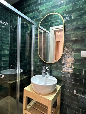 Standard Twin Room, Vineyard View | Bilik Mandi | Pancuran mandi, tuala disediakan 