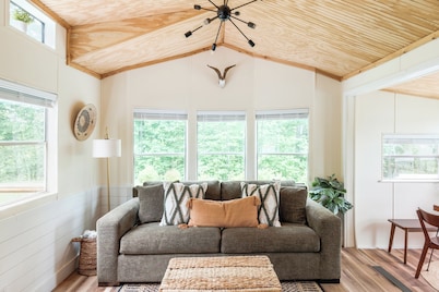 Mountain views, minutes to town, pool opens by May 1!