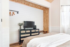 2 bedrooms, desk, iron/ironing board, free WiFi