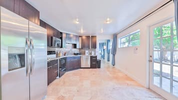 Kjøleskap, mikrobølgeovn, ovn og kokeplater